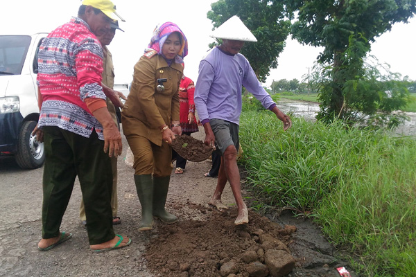 Banyak Korban, Warga Perbaiki Sendiri Jalan Suranenggala-Panguragan