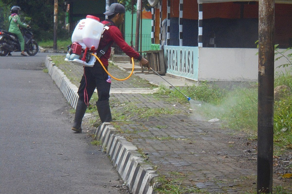 Sejenak Menengok Aktivitas Petugas Kebersihan