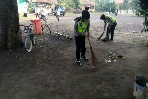 Polwan Cantik dari Polres Cirebon Aksi Bersih-Bersih di Pesantren