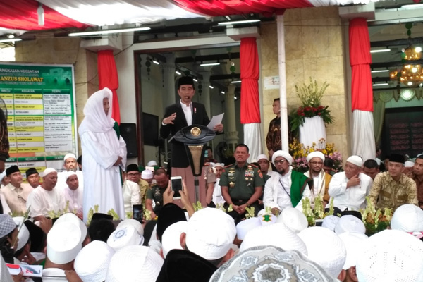 Jokowi Terus Genggam Tangan Habib Luthfi