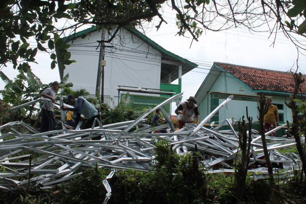 Puting Beliung Terjang 4 Desa di Indramayu, 63 Rumah Rusak