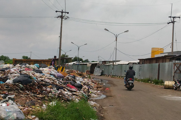 Akibat Bau Sampah, Pasar Darurat Pasalaran Sepi Pembeli