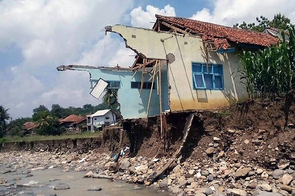 Lagi, Banjir Seret Bangunan SMPI Nunuk Hanyut, Tersisa 2 Kelas