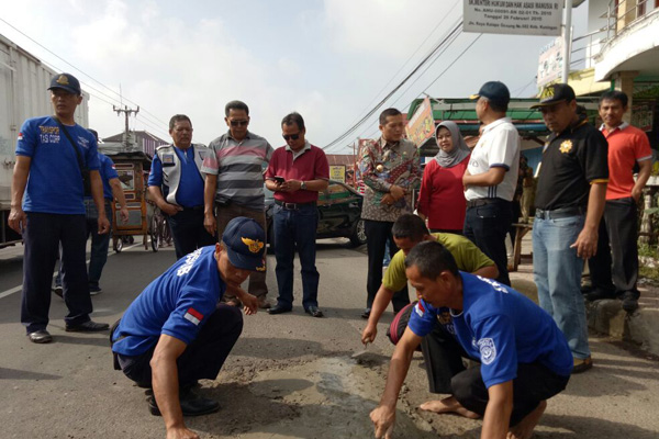 Dishub Kuningan Dibantu Warga Tambal Jalan Protokol