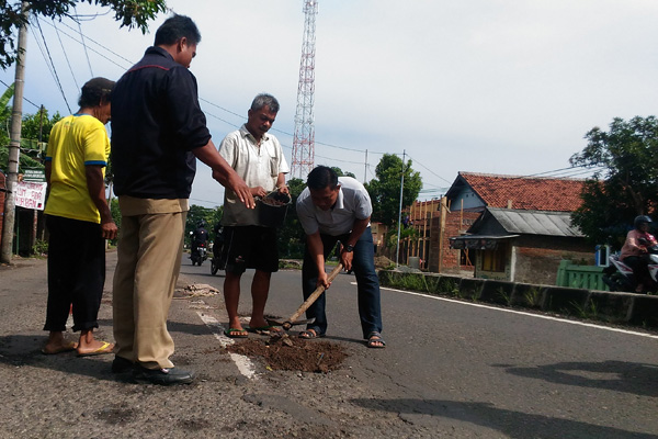 Waspada, Sepanjang Jalan Ini Banyak Lubang Membahayakan