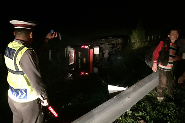 Bus Menara Jaya Terbalik di KM 184 Tol Cipali, 1 Tewas