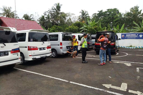 Pakai Nopol B, 20 Mobil Travel Gelap Berkeliaran di Kuningan