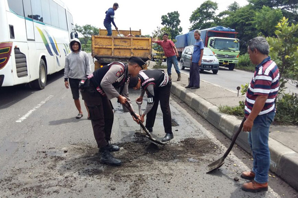 Warga Sering Ngadu, Polisi Bantu Perbaiki Jalan Berlubang