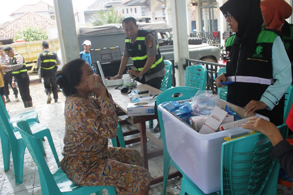 Berbondong-bondong Masyarakat Peduli Banjir Cibingbin Kuningan