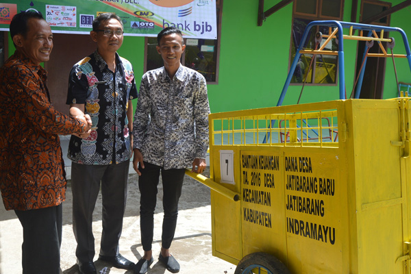 RW di Jatibarang Dapat Gerobak Sampah