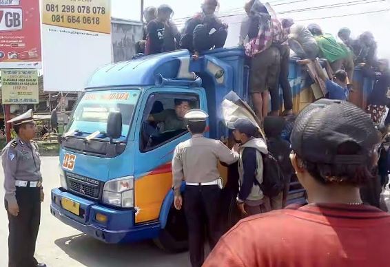 Polsek Gempol Bantu Pulangkan Bonek ke Jawa Timur