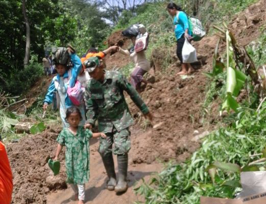 Pergerakan Tanah di Cimeong, Ratusan Warga Terpaksa Mengungsi