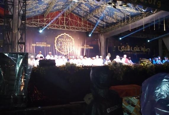 Hujan, Masyarakat Bertahan Ikuti Dzikir Malam Cinta Rasul