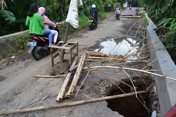 Uji Nyali, Warga Melintas di Atas Jembatan Ambrol