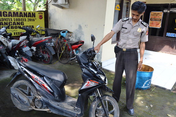 Gagal Nyolong Keramik, Motor pun Ditinggal