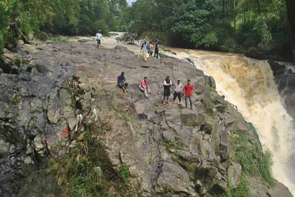 Sejuk, Ada 2 Air Terjun di Curug Cilutung Talaga