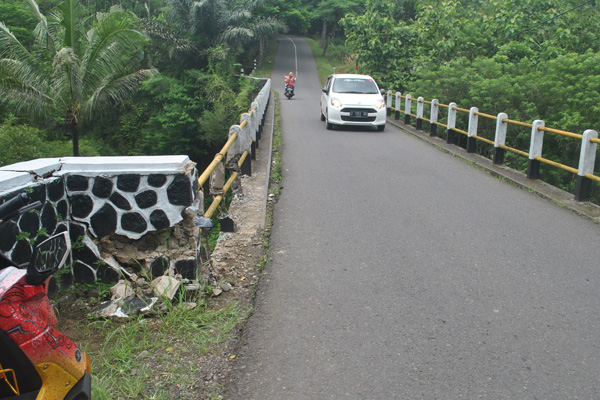 Loneng Jembatan Cilesang Bantarujeg Rusak