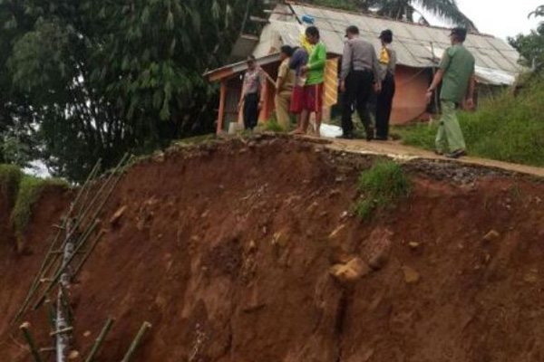 Longsor, Desa Pajajar Rajagaluh Waspada