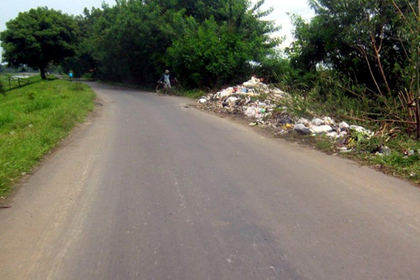 Jalan Menuju Bendungan Rentang Penuh Sampah