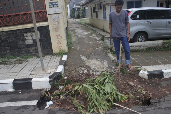 Hadeuuhh…Bekas Galian Tanah di Cijoho Dibiarkan Berlubang, Warga Tak Bisa Lewat Boss…