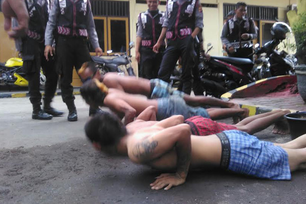 Petugas Garuk 7 Anak Punk dari Lampu Merah Palimanan