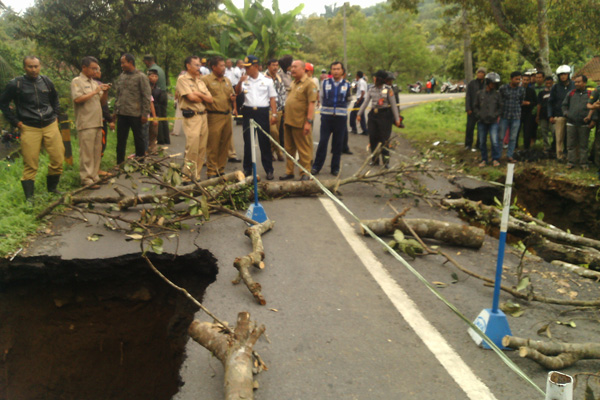 Ohh…, Saluran Kabel Penyebab Jalan Wanahayu Ini Amblas