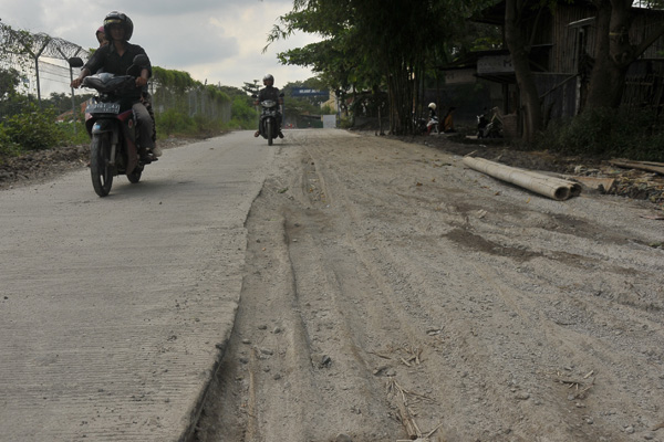 Jalan Beton Kebon Pelok Koq Jadi Begini? Kontraktor: Belum Kering Warga Maksa Lewat