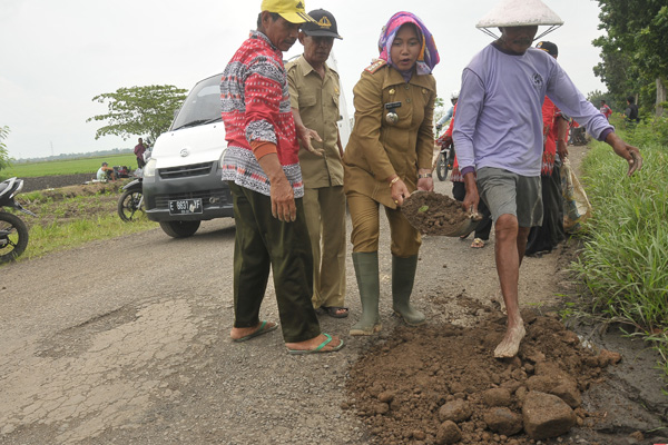 Warga Suranenggala Gotong Royong Tambal Jalan