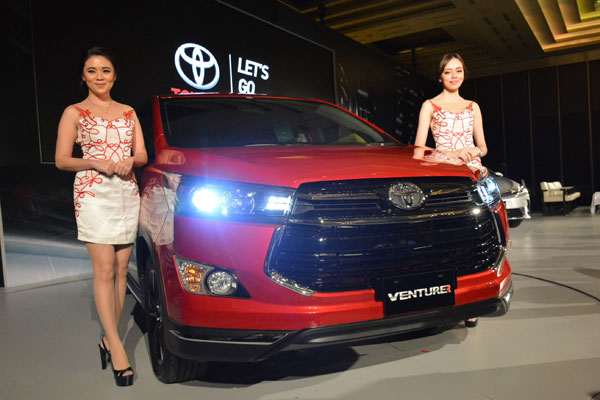Toyota Persembahkan New Venturer dan New Corolla Altis