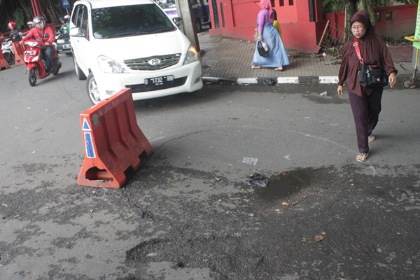 Ada Cekungan di Jalan Langlangbuana yang Membahayakan