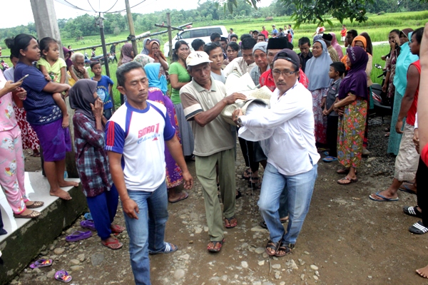 Ela dan Suami Pulang untuk Pindah Rumah