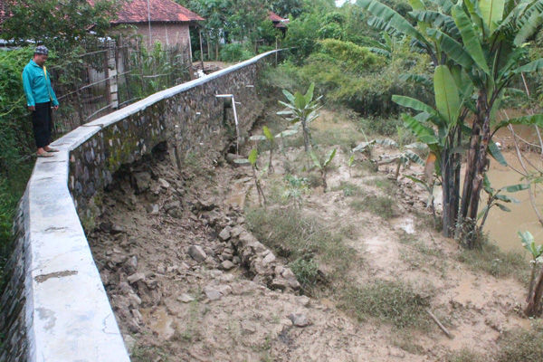 Baru Setahun, Tanggul Kali Lebak Ciledug Wetan Rusak