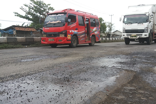 Hati-hati, Jalan Pantura Indramayu Tak Layak Dilintasi