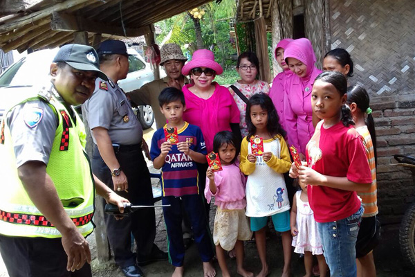 Polsek Gabus Wetan Bantu Sembako untuk Korban Banjir