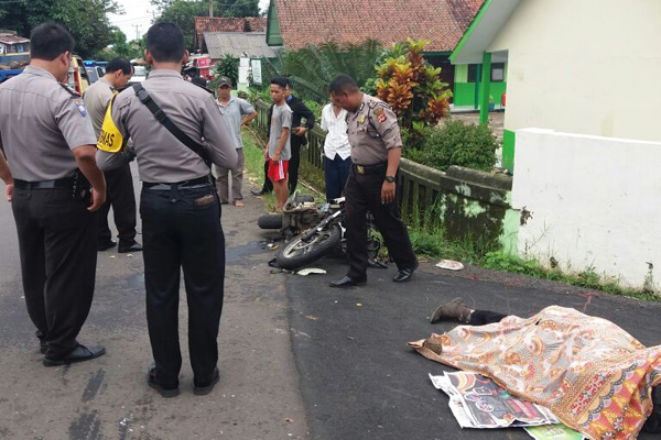 Tabrak Truk Batu, Pengemudi Vixion Seketika Tewas