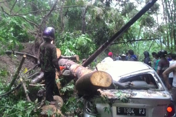 Tanah Longsor di Pakembangan, Sedan Avega Jadi Korban