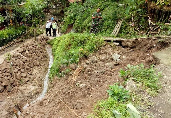 Polsek Sumber Cek Lokasi Longsor Sidawangi