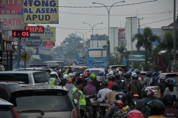 Parkir Liar di Jalur Pantura Tengahtani Biang Kemacetan