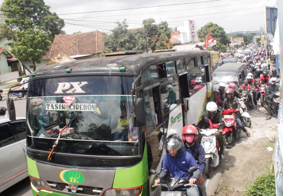 Libur Tahun Baru, Jalur Kuningan Macet Lagi