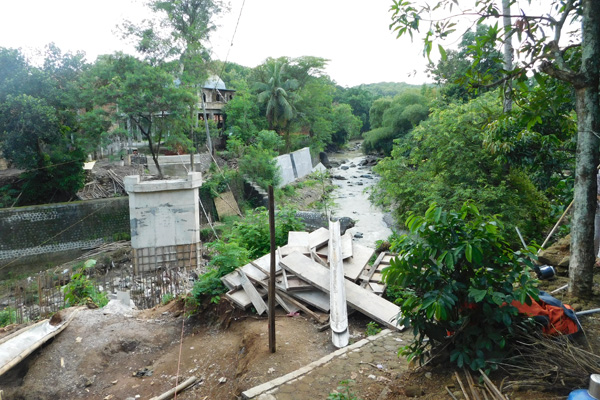 Dua Kali Ambruk, Jembatan Sumurwuni Tetap Lanjut