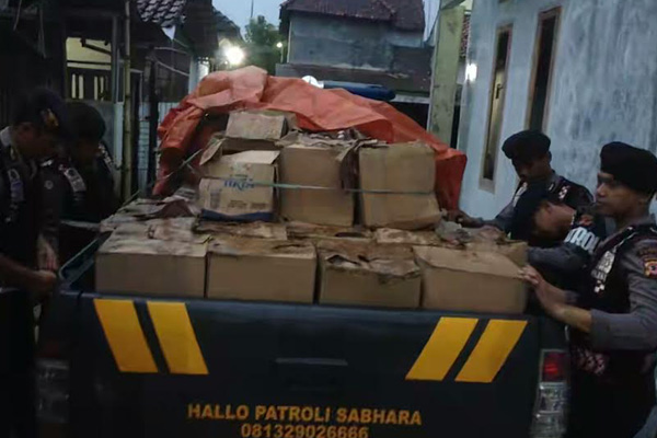Hampir Seribu Botol Miras Diamankan dari Cirebon Timur