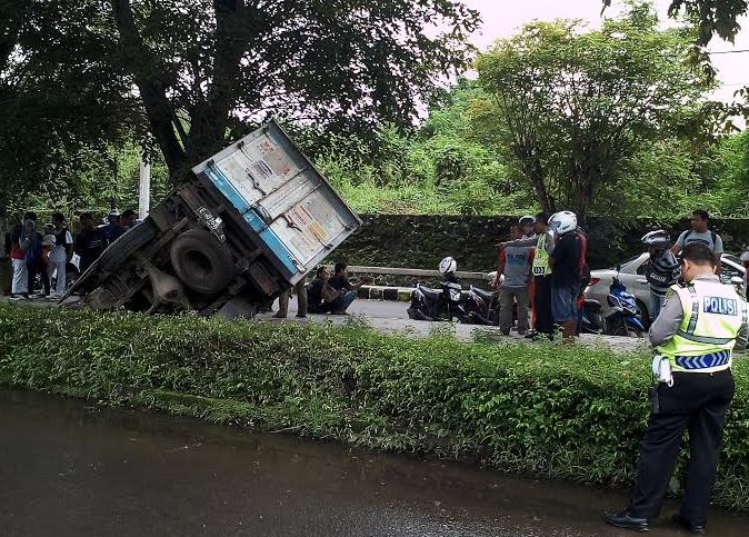 Sopirnya Lagi Makan, Mobilnya Dipinjam Sales; ya Begini Akhirnya…