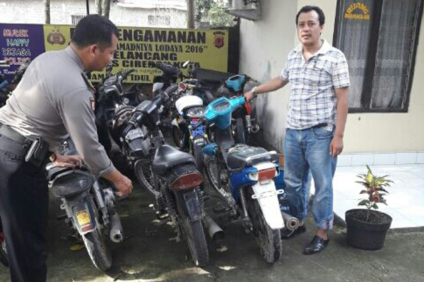 Dikepung Petugas, Pejudi Kabur Tinggalkan Motor