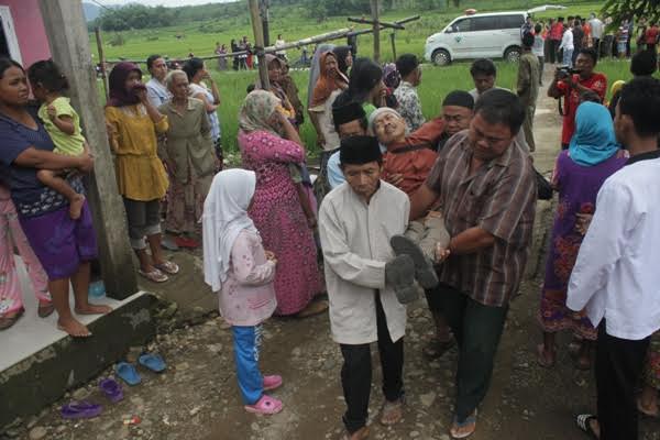 Jenazah Korban Kecelakaan Tol Cipali Tiba di Cibingbin, Keluarga Histeris