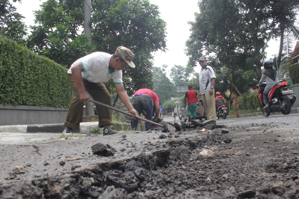 Jalan Rusak Penghubung Ciporang-Winduhaji Diperbaiki