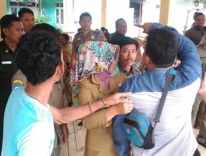 Mahasiswa Bertanya, Rapat Kerang Hijau di Suranenggala Ricuh