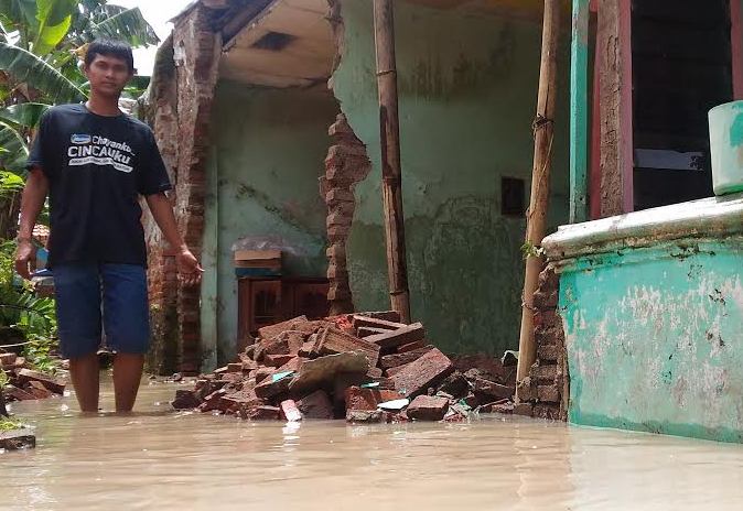 Digerus Banjir, Tembok Rumah Warga Astana Ini Roboh