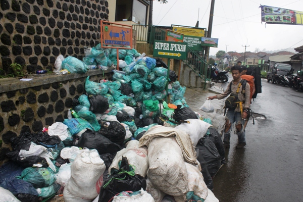 Dua Truk Sampah Tahun Baru Diturunkan dari Ciremai