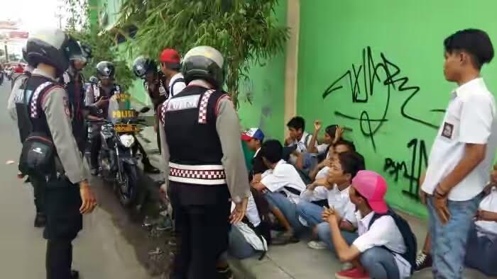 Sabhara Datangi dan Periksa Kumpulan Siswa yang Nongkrong di Jalan