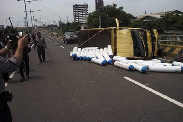 Diduga Sopir Ngantuk, Tabrak Pagar Flyover Pegambiran